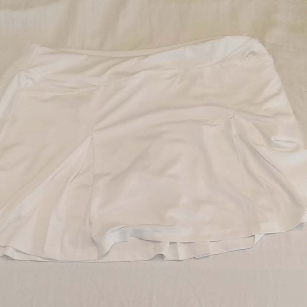 TAIL White Label Women's Size M White Pull-On Skort Pleated UV50. Activewear